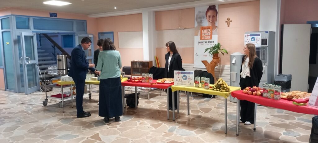 Élèves tenant un stand de vente lors du Forum des initiatives