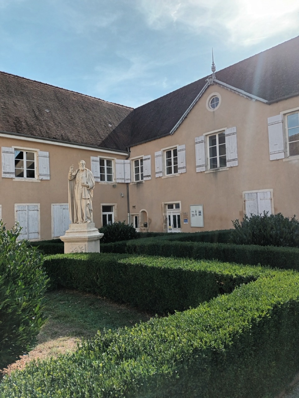 La cour intérieure du groupe scolaire et la statue de saint Pierre Fourier, à Gray