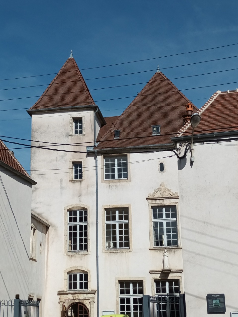 Les tourelles du bâtiment historique du groupe scolaire Saint-Pierre Fourier