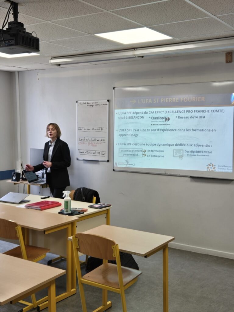 Étudiante de BTS présentant son travail devant la classe