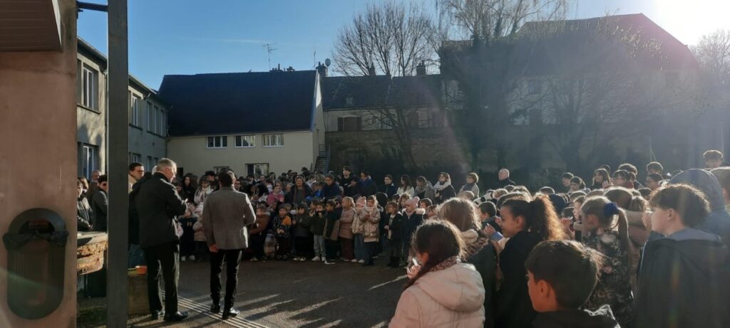 Élèves rassemblés dans la cour du groupe scolaire Saint-Pierre Fourier