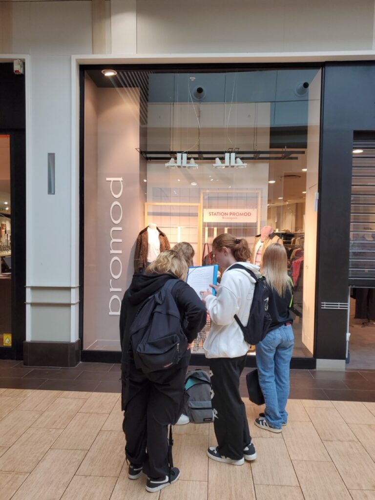 Élèves de CAP en visite dans une boutique de centre-ville