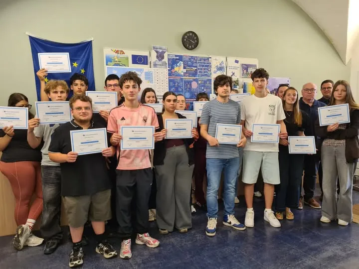 Les Ambassadeurs Juniors et leurs diplômes, devant le drapeau européen