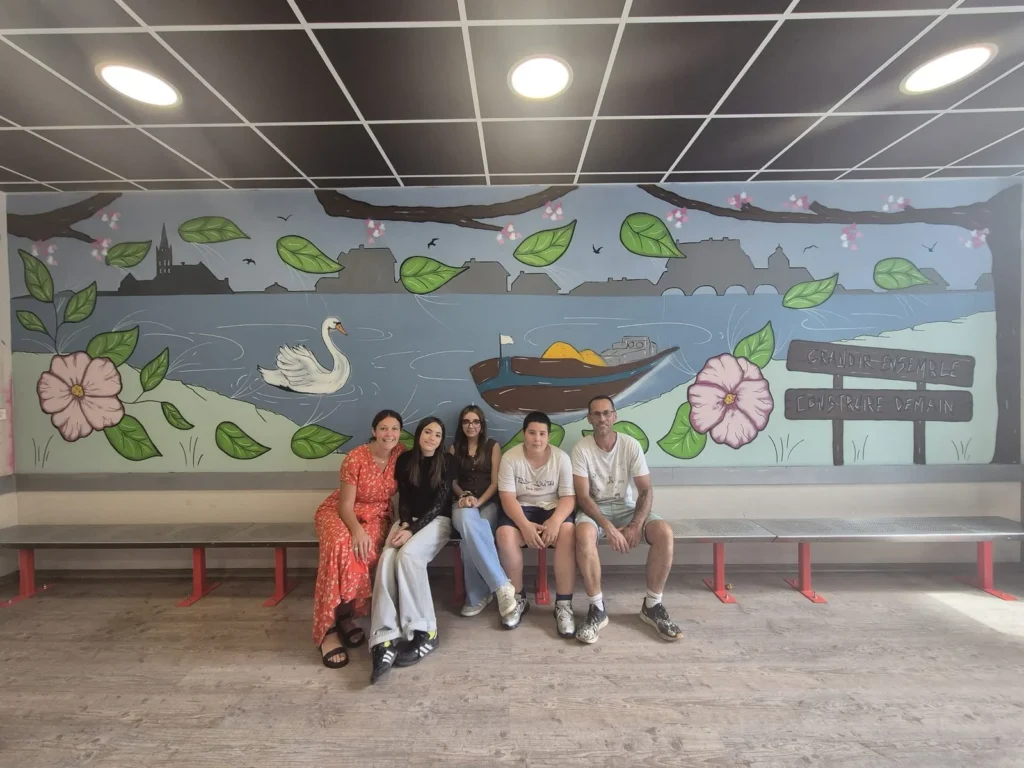 La fresque street art terminée dans le foyer des 4es-3es, avec ses créateurs et l’intervenant