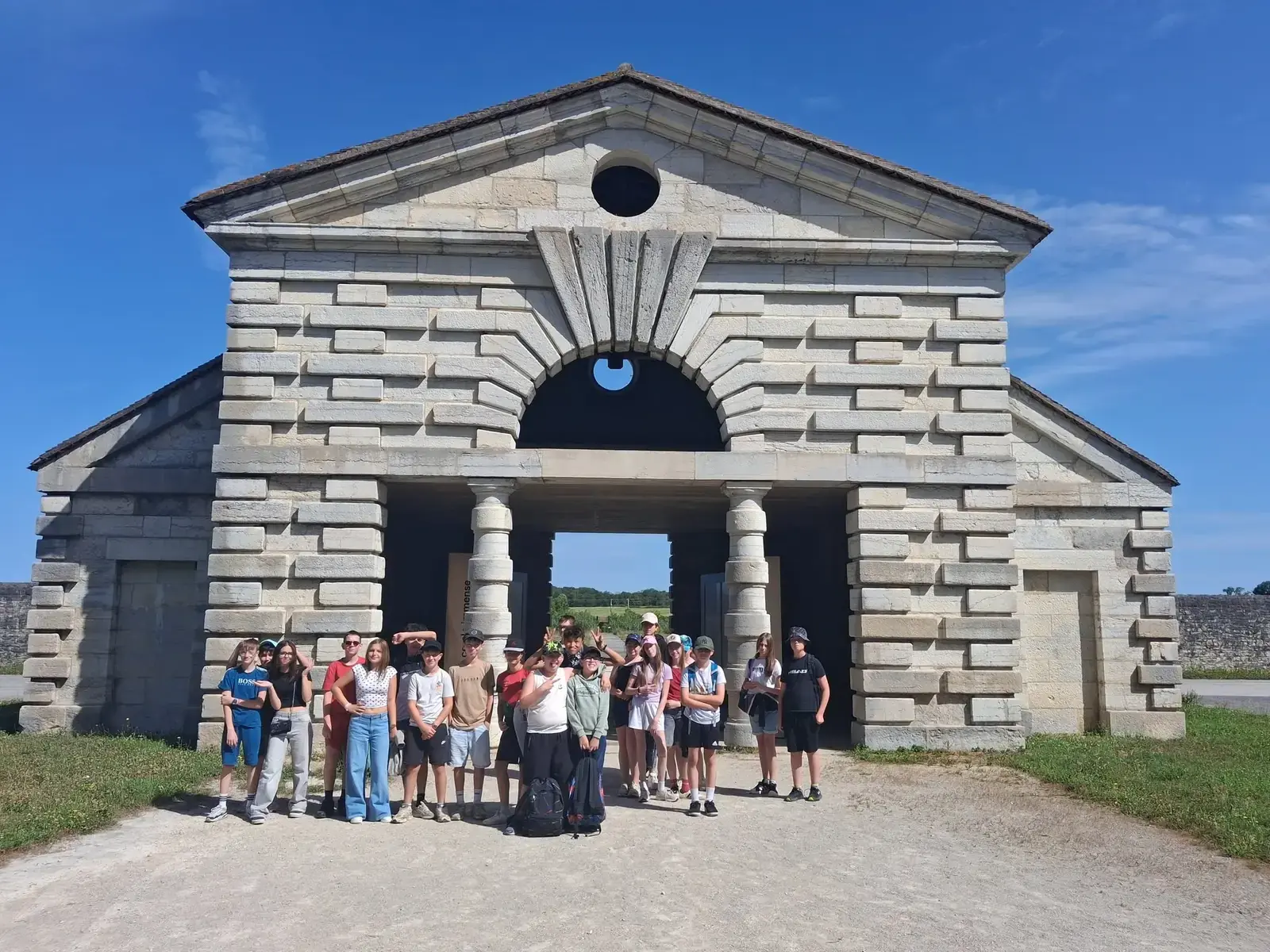 Le groupe d’élèves devant le porche monumental de la Saline royale d’Arc-et-Senans
