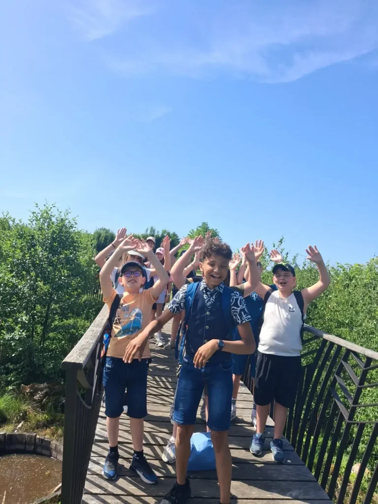 Les élèves dans les jardins de la Saline royale